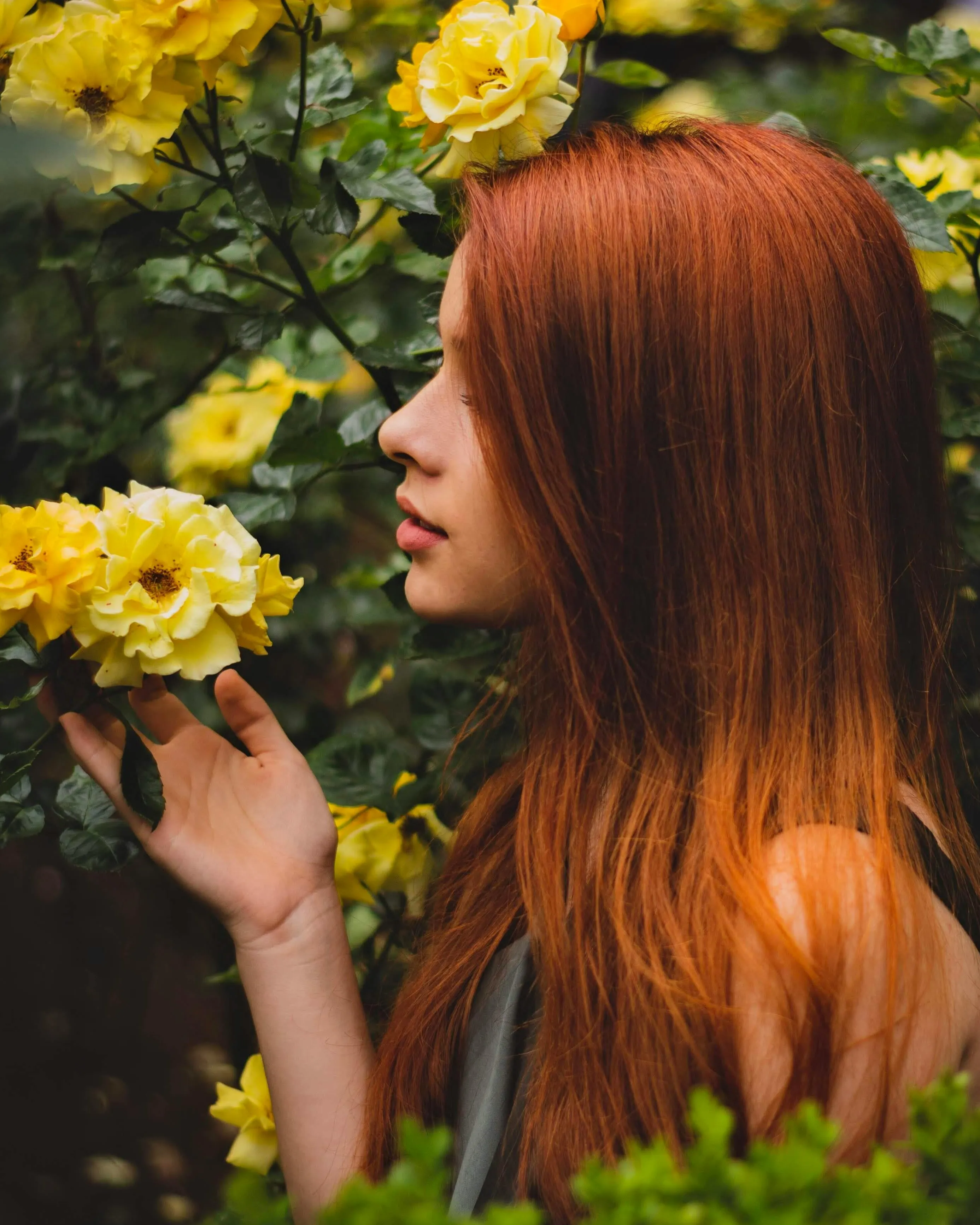 Rothaarige Frau mit gelben  Blumen