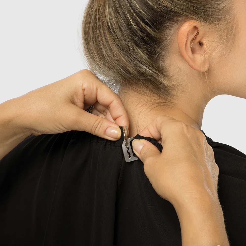 Xanitalia Cape Flex haircutting cape with hook closure