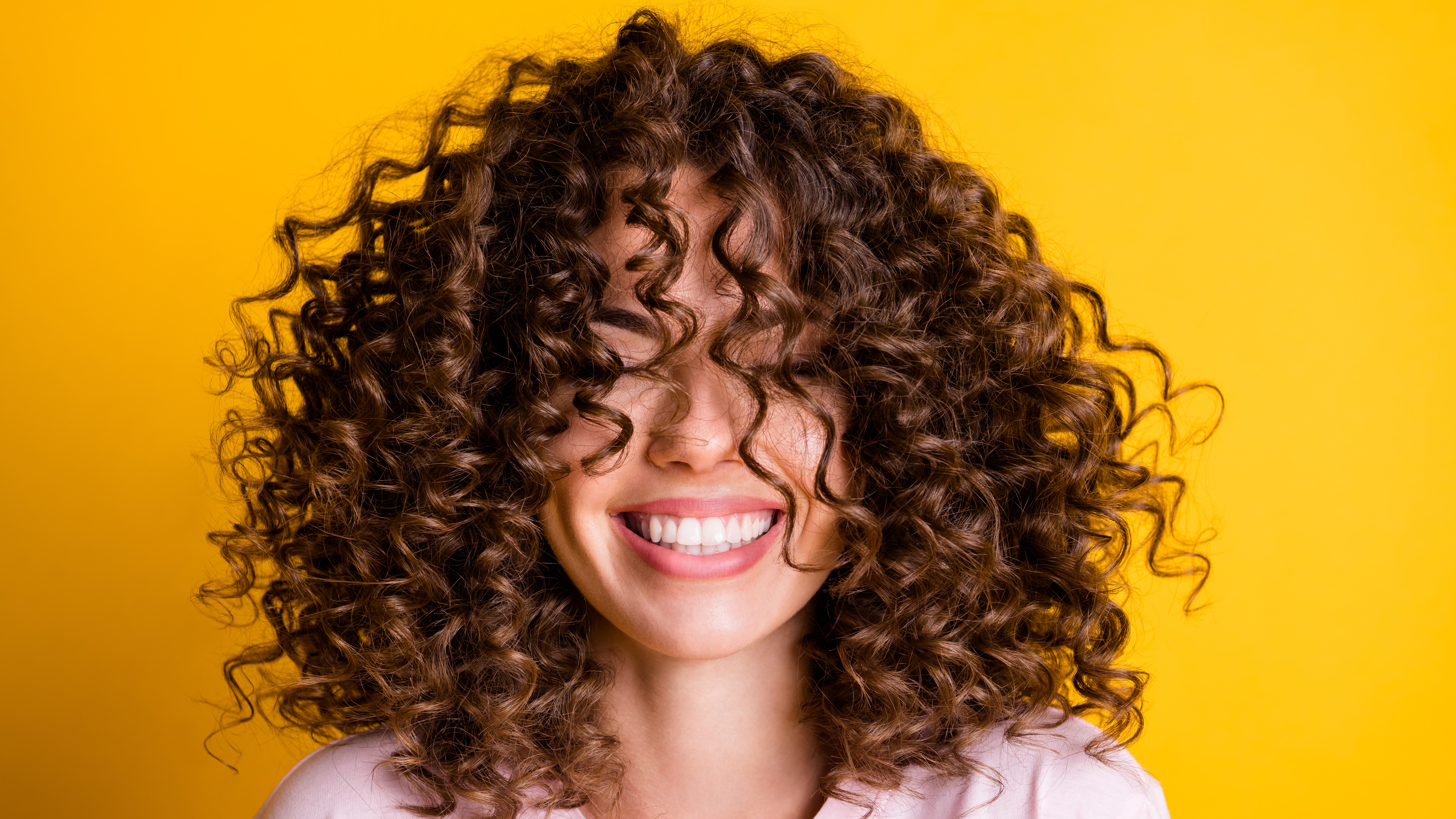 Brünette Frau mit Locken