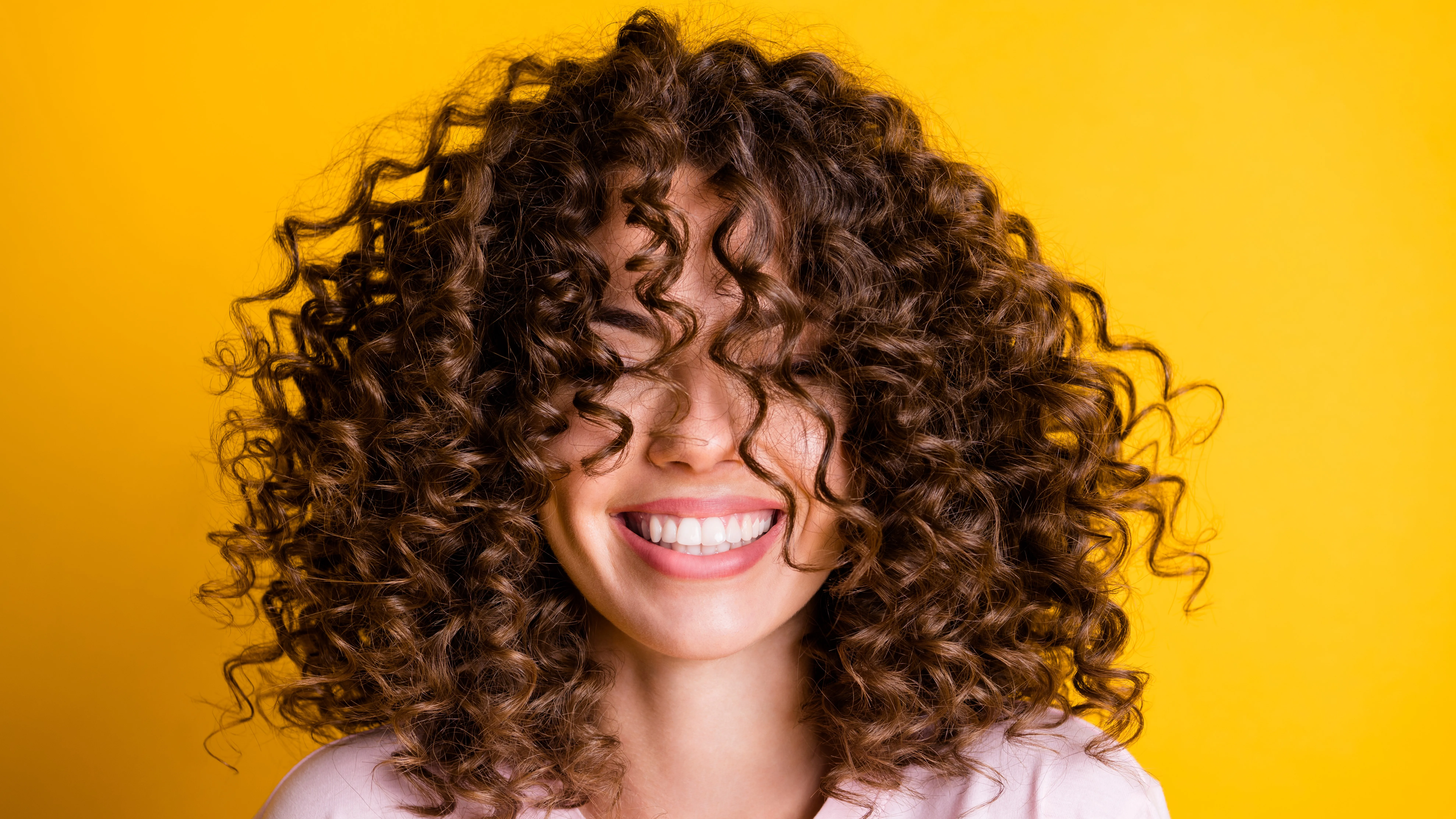 Brünette Frau mit Locken