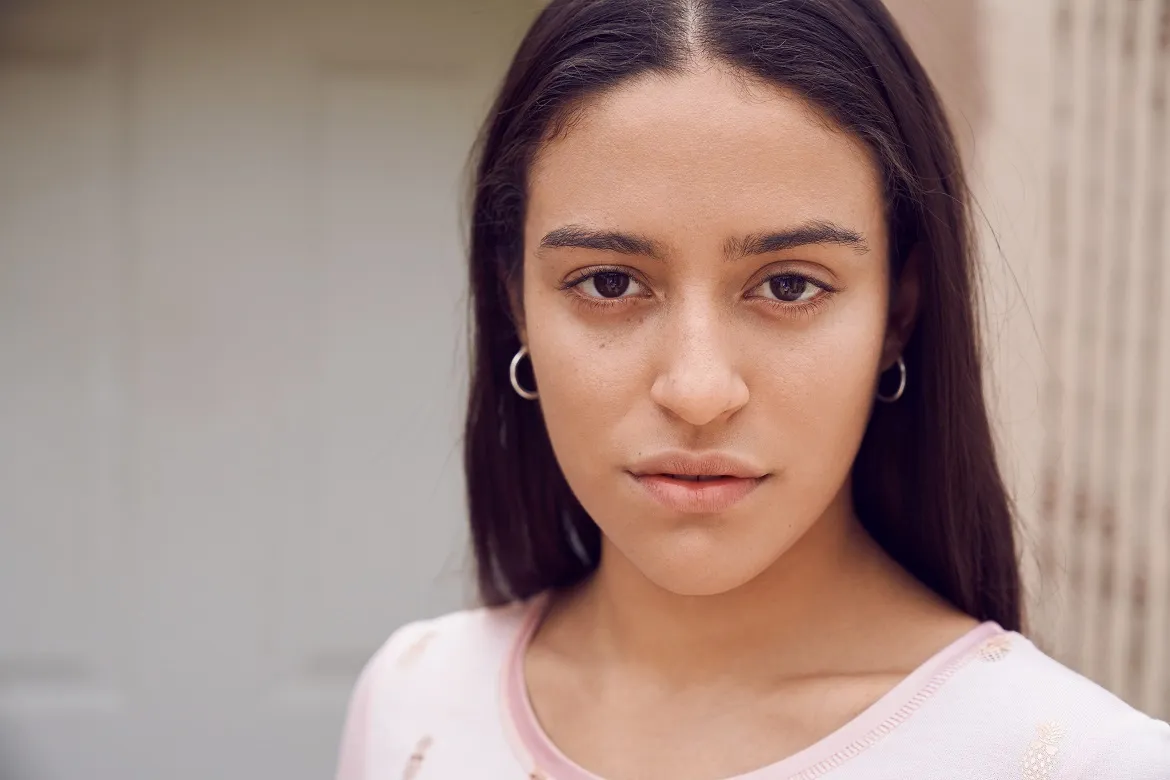 Frau mit gefärbten Augenbrauen