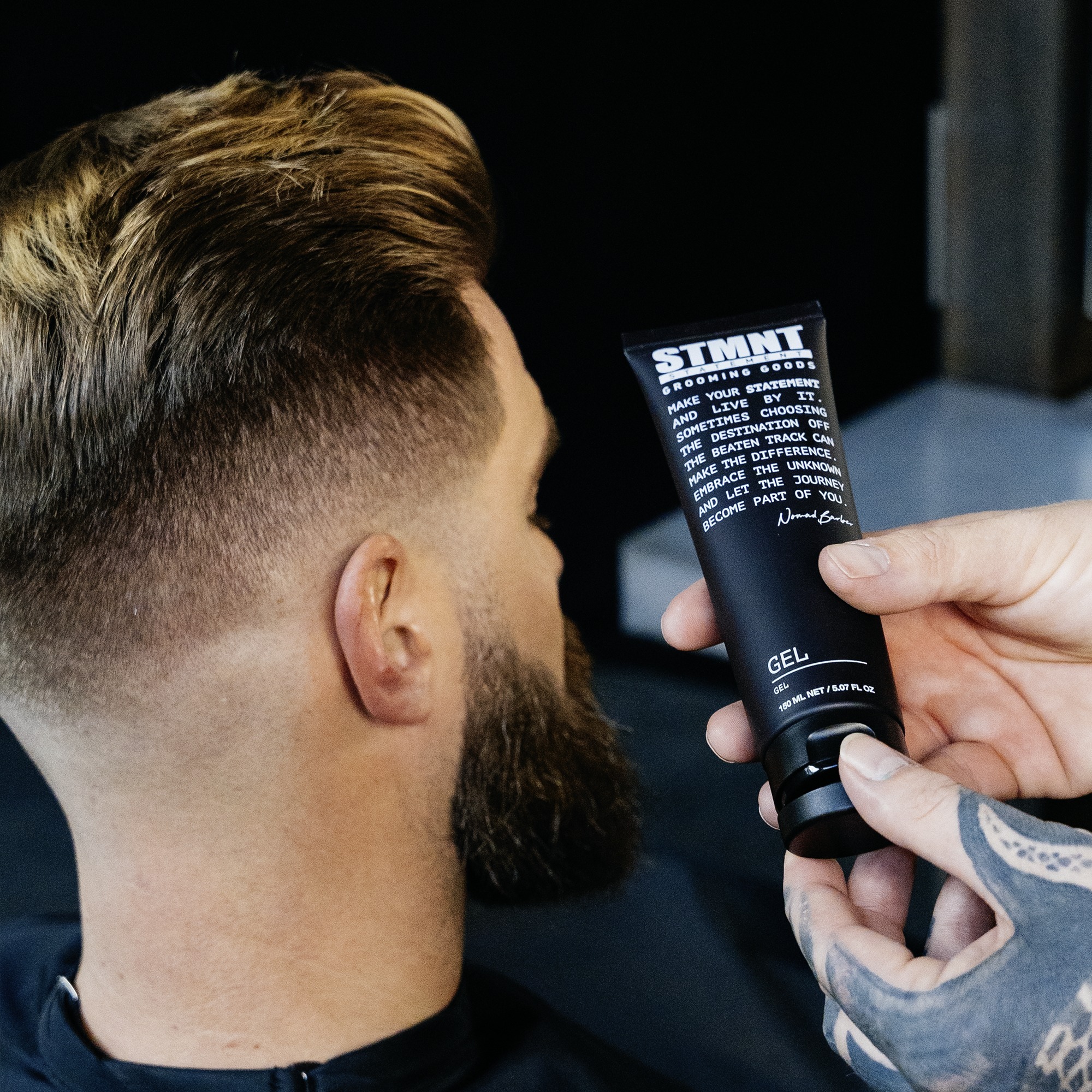 Mann mit Fade Cut